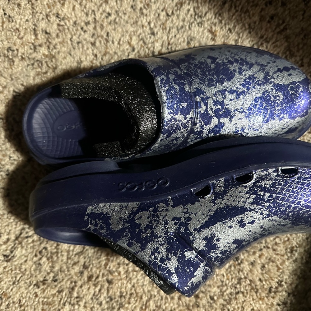 Oofos navy silver snake